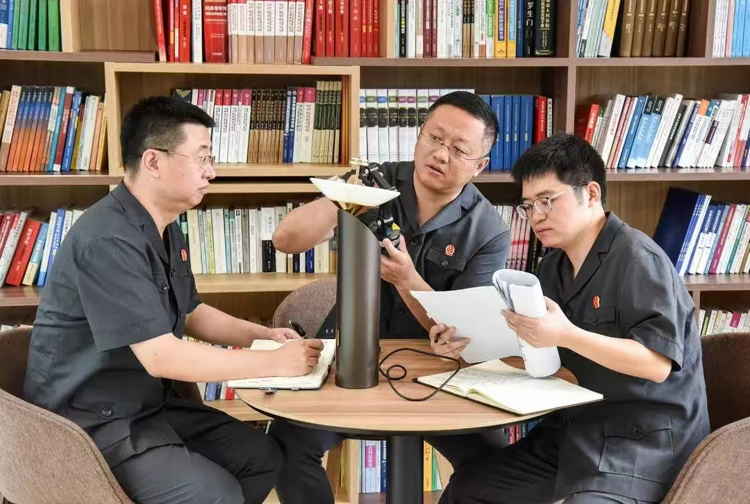 沈阳知识产权法庭法官与技术调查官就涉案专利和被侵权产品的技术特征进行对比。资料图片