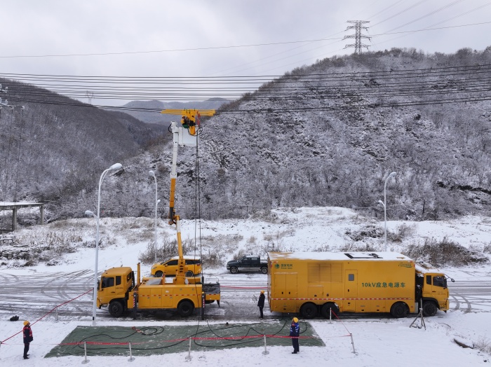 国网辽宁电力始终坚持“能带不停”方式高效消除输配电设备隐患,最大限度减少停电影响,全力保障冬季用电高峰期间民生取暖、企业生产可靠供电。刘金波 摄