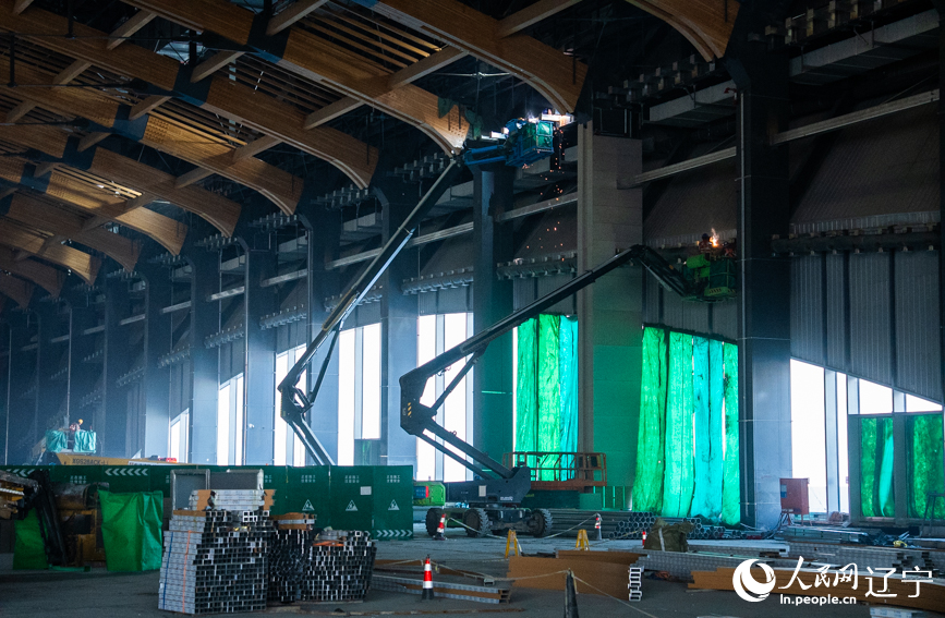 速滑馆内部装修全面展开。人民网记者 邱宇哲摄