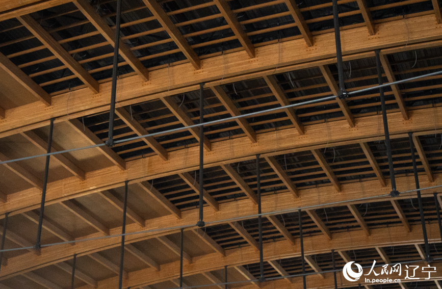 速滑馆穹顶采用大跨度张弦木拱钢架混合结构。人民网记者 邱宇哲摄