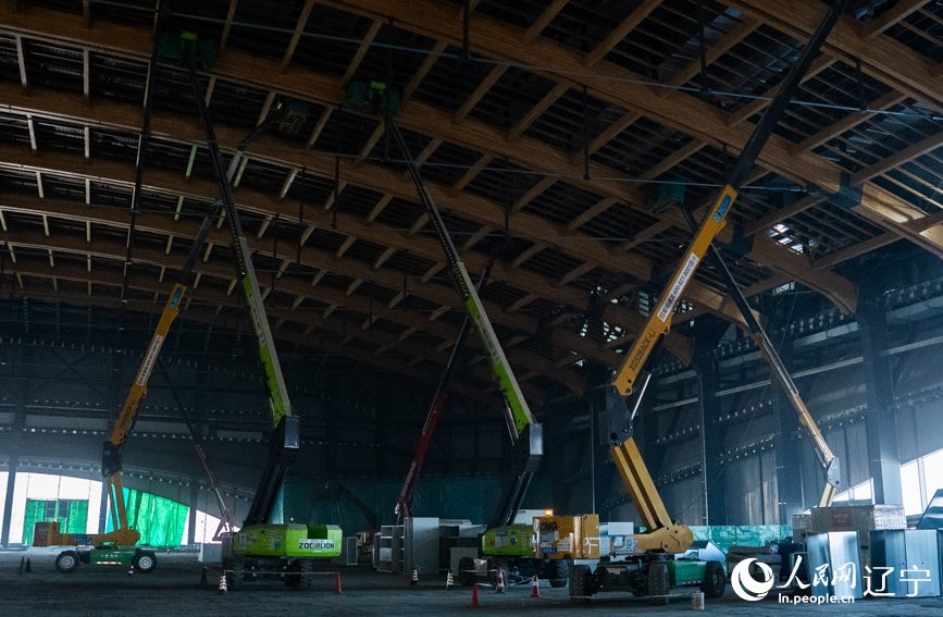 速滑馆内部装修全面展开。人民网记者 邱宇哲摄