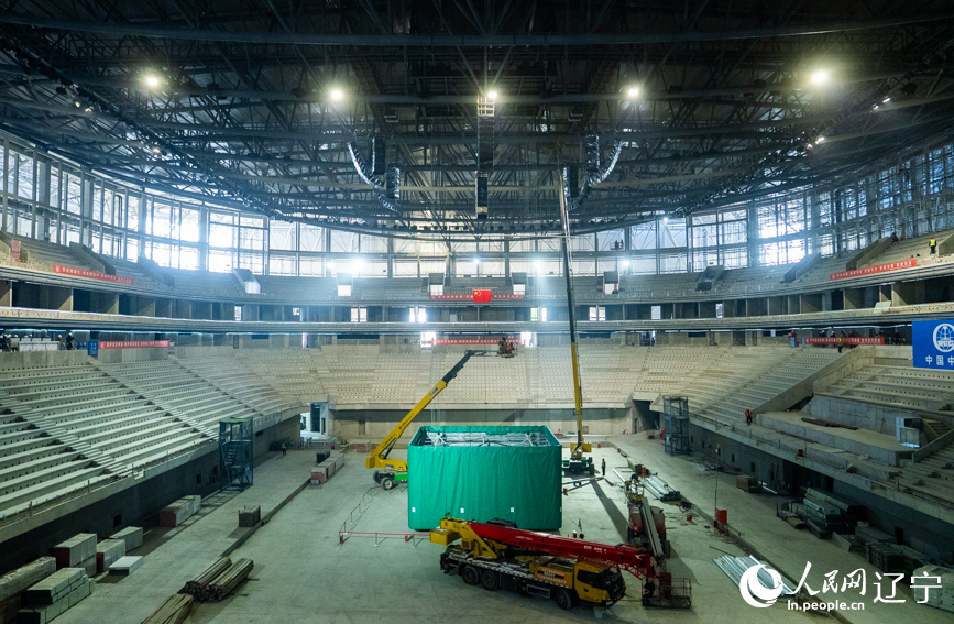 沈阳王家湾冰上运动中心综合馆配备大跨度鱼腹式空间桁架结构,具备冰篮转换功能。人民网记者 邱宇哲摄