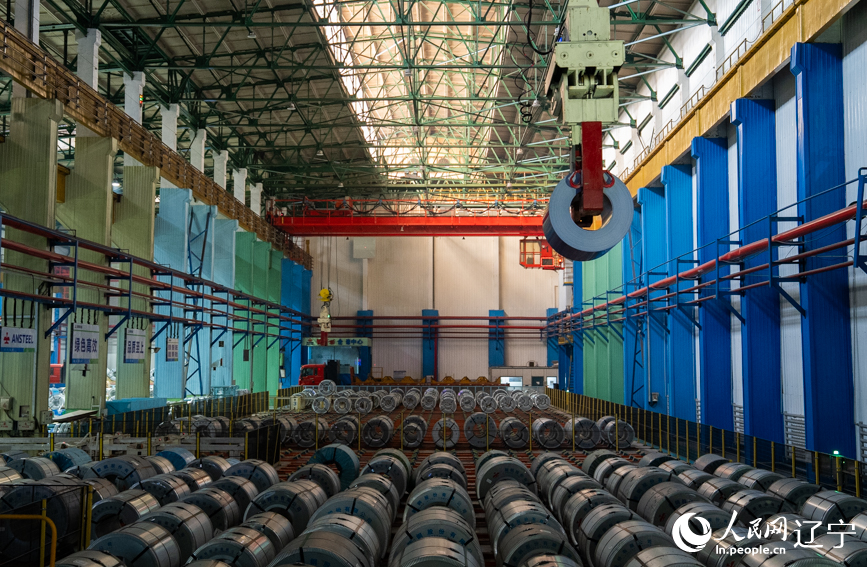 鞍钢股份冷轧厂彩涂分厂。人民网记者 邱宇哲摄