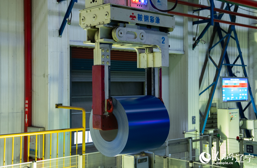 鞍钢股份冷轧厂彩涂分厂，自动起重机正在吊装钢卷。人民网记者 邱宇哲摄