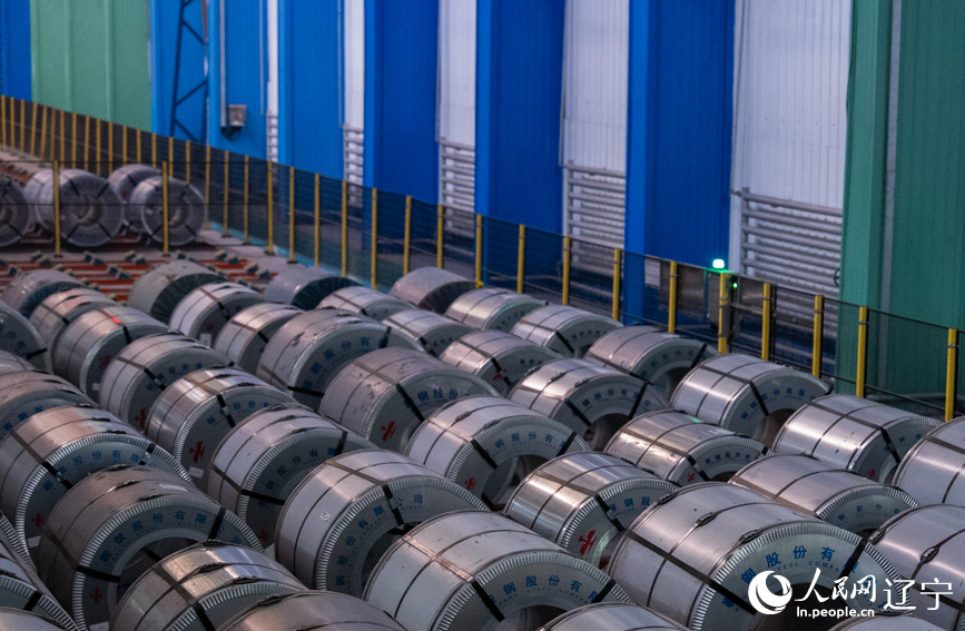 鞍钢股份冷轧厂彩涂分厂，生产完成的钢卷。人民网记者 邱宇哲摄