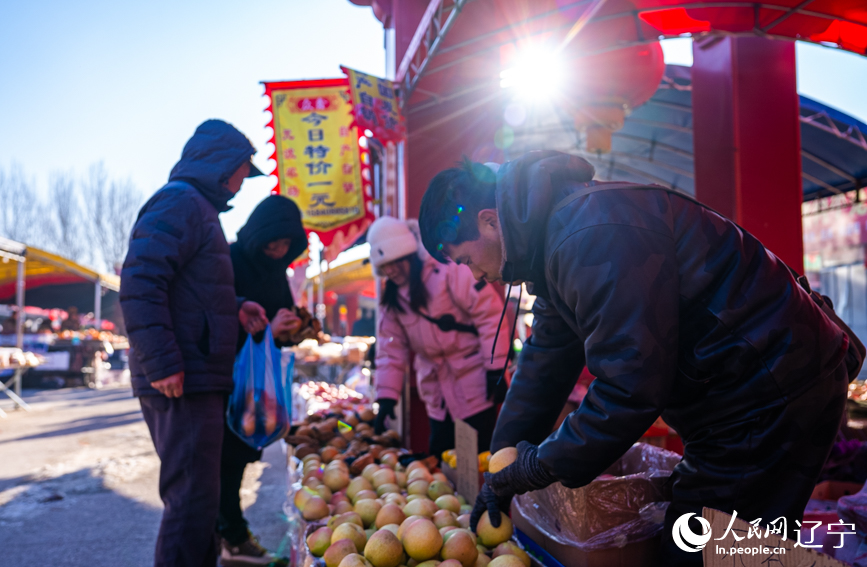 营口市鲅鱼圈区红旗大集。人民网记者 邱宇哲摄