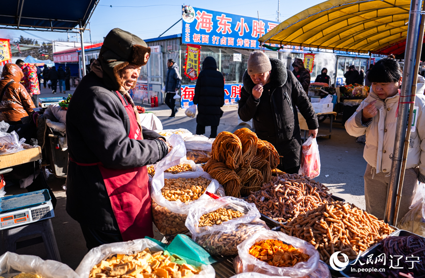 营口市鲅鱼圈区红旗大集。人民网记者 邱宇哲摄