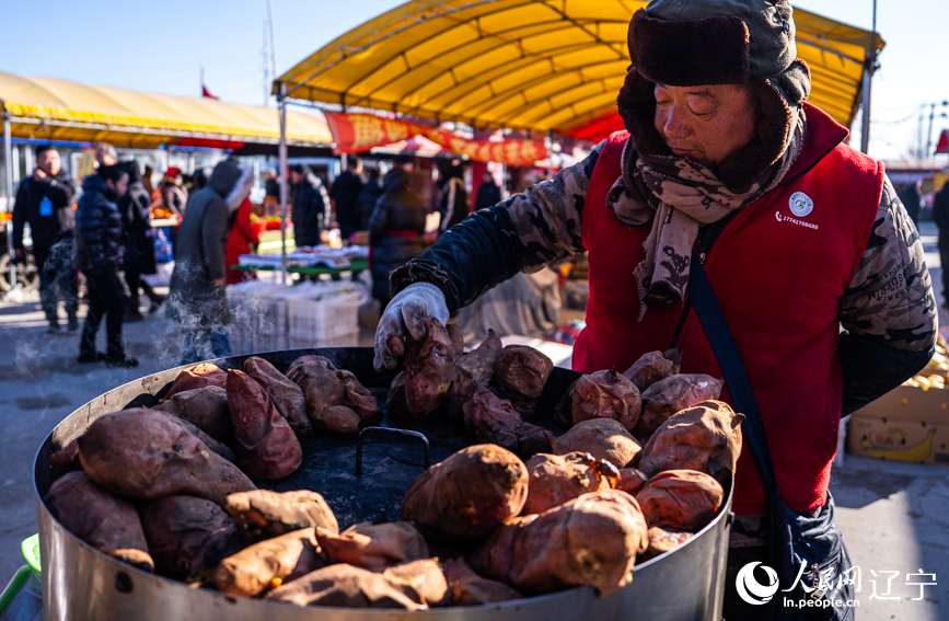 营口市鲅鱼圈区红旗大集。人民网记者 邱宇哲摄