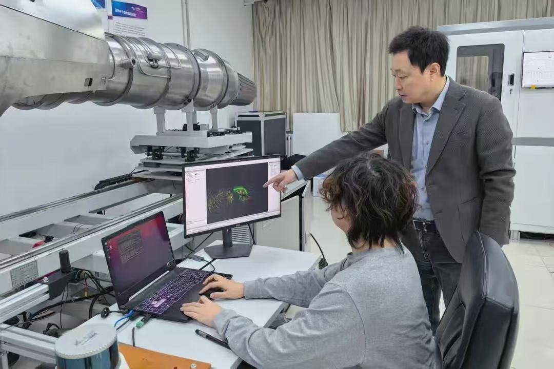 东北大学于瑞云教授在科研现场指导对接项目。