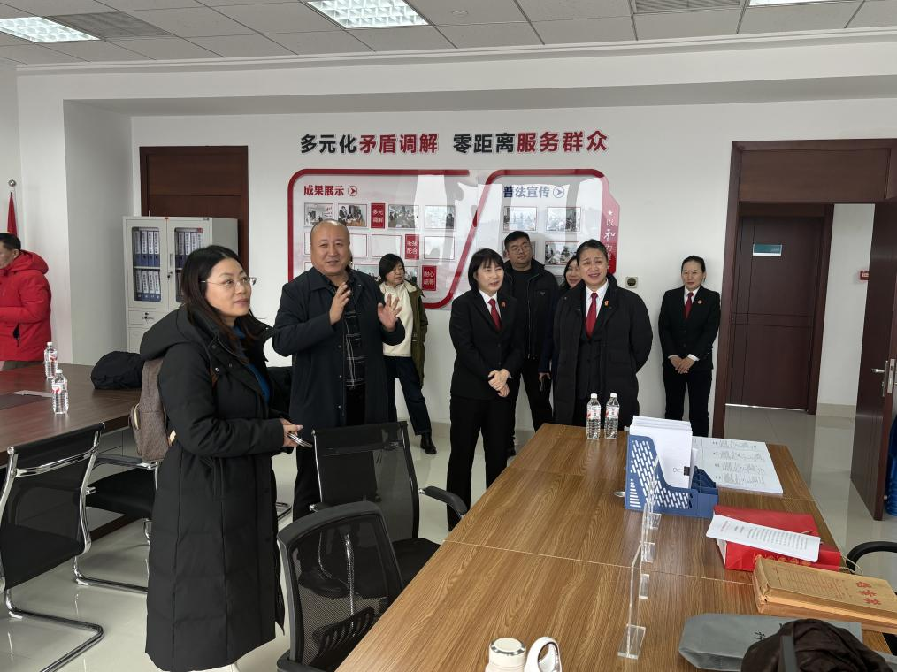 2025年12月18日,营口市鲅鱼圈区人民法院邀请部分省市两级人大代表和政协委员,该院和当地物流行业协会联合成立的鲅鱼圈区物流行业纠纷调解工作站,实地调研诉调对接机制运行情况。