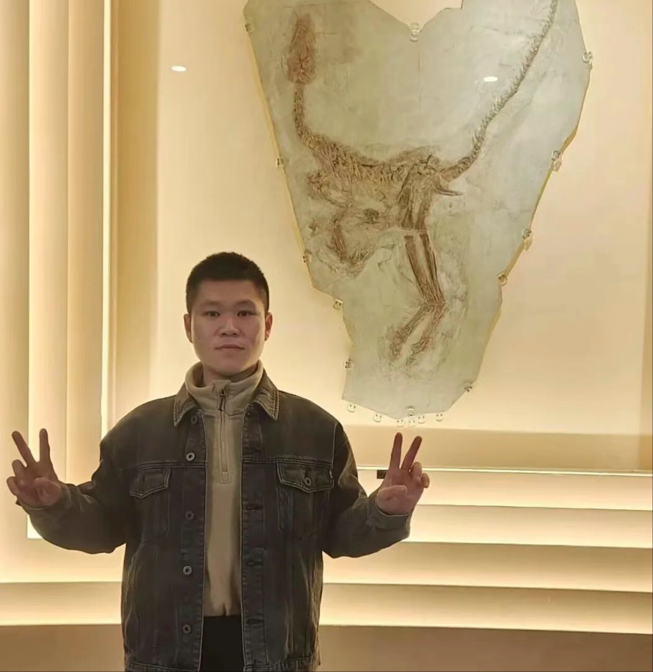 金城龙在鸟化石博物馆留影