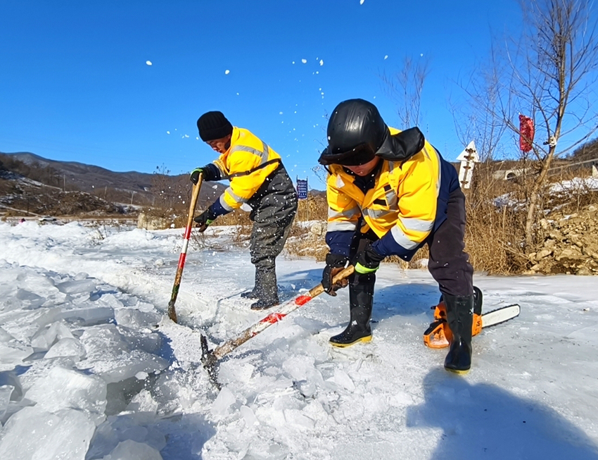 作业人员凿开厚厚的冰层。人民网记者 孝媛摄
