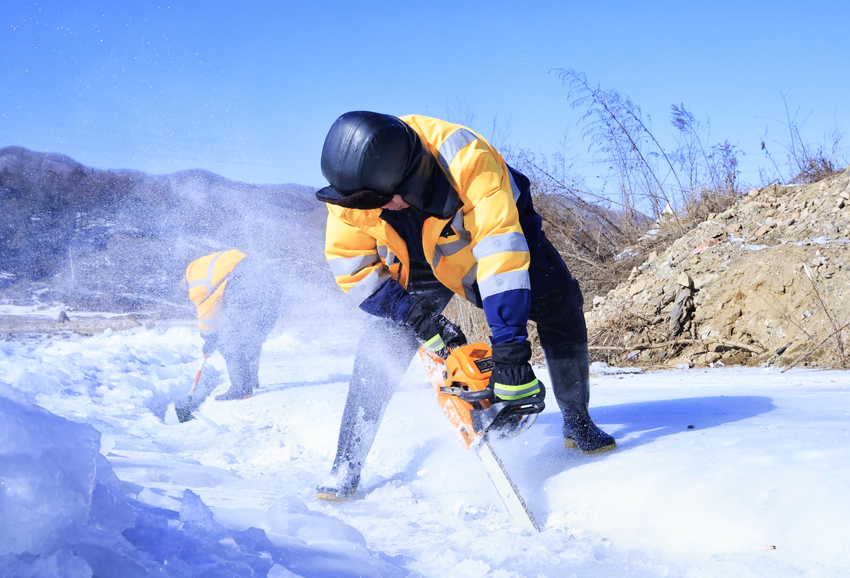 作业人员使用工具进行破冰。人民网记者 孝媛摄
