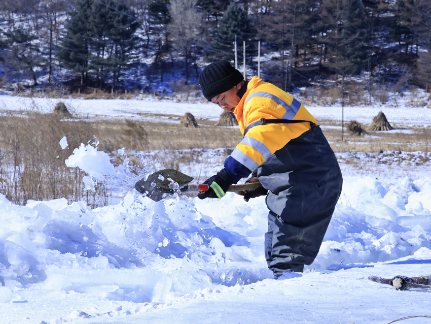作业人员清理冰水混合物。人民网记者 孝媛摄