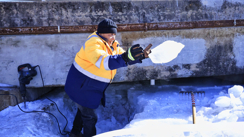 作业人员将冰块搬出桥下。迟金海摄