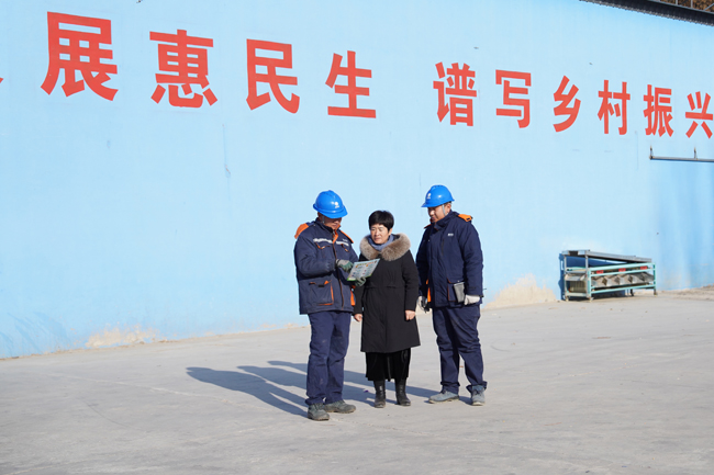 供电服务人员现场了解农户实际用电需求。人民网记者 王斯文摄