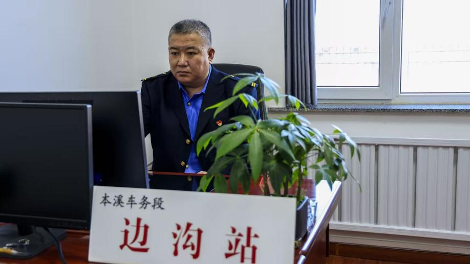 工作中的赵彦峰。人民网记者 王斯文摄