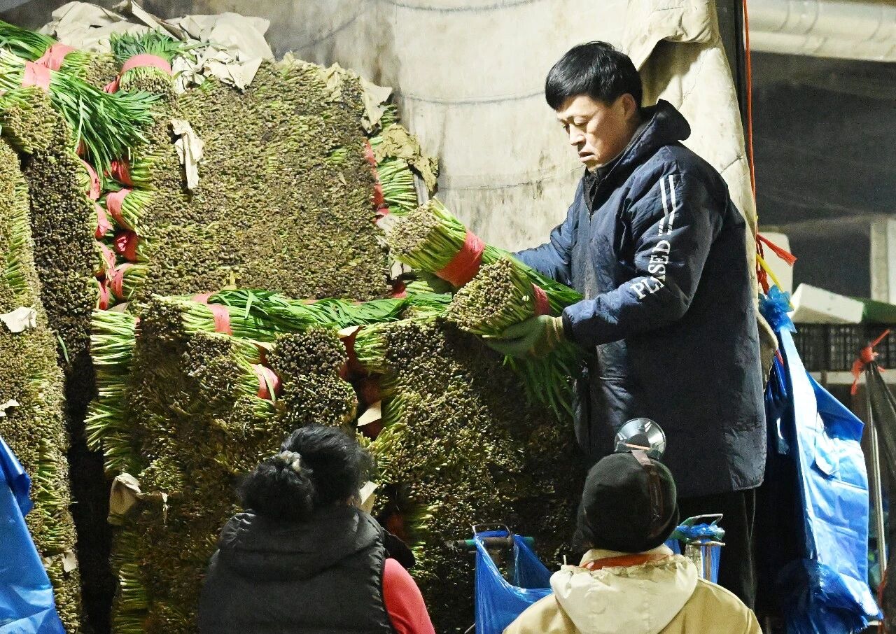 新春走基层｜探访凌晨蔬菜批发大厅：彻夜忙碌，只为万家餐桌鲜