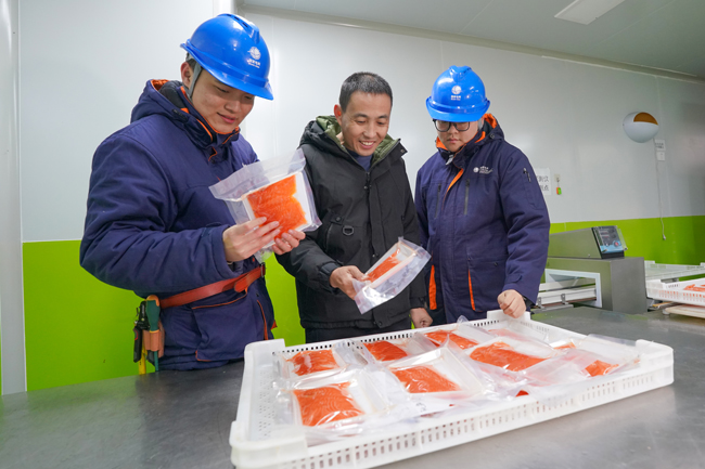 吳瓊展示冷水魚產品。人民網記者 孝媛攝