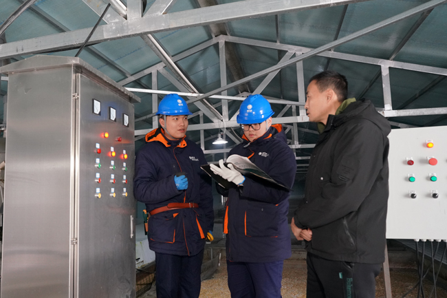 國網本溪供電公司員工趙博文和於皓到企業了解生產規劃和用電需求。人民網記者 孝媛攝