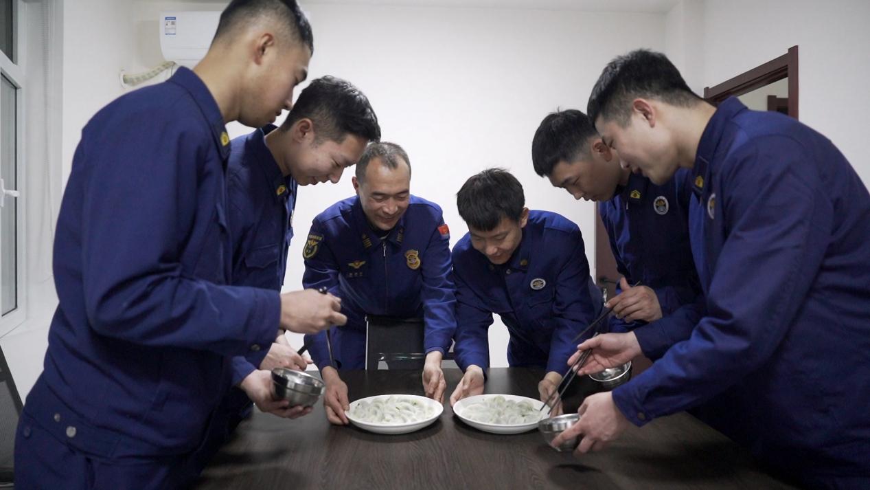 张执全和队员们下午三点的“年夜饭”。凌海市消防救援局商业路消防救援站张文摄