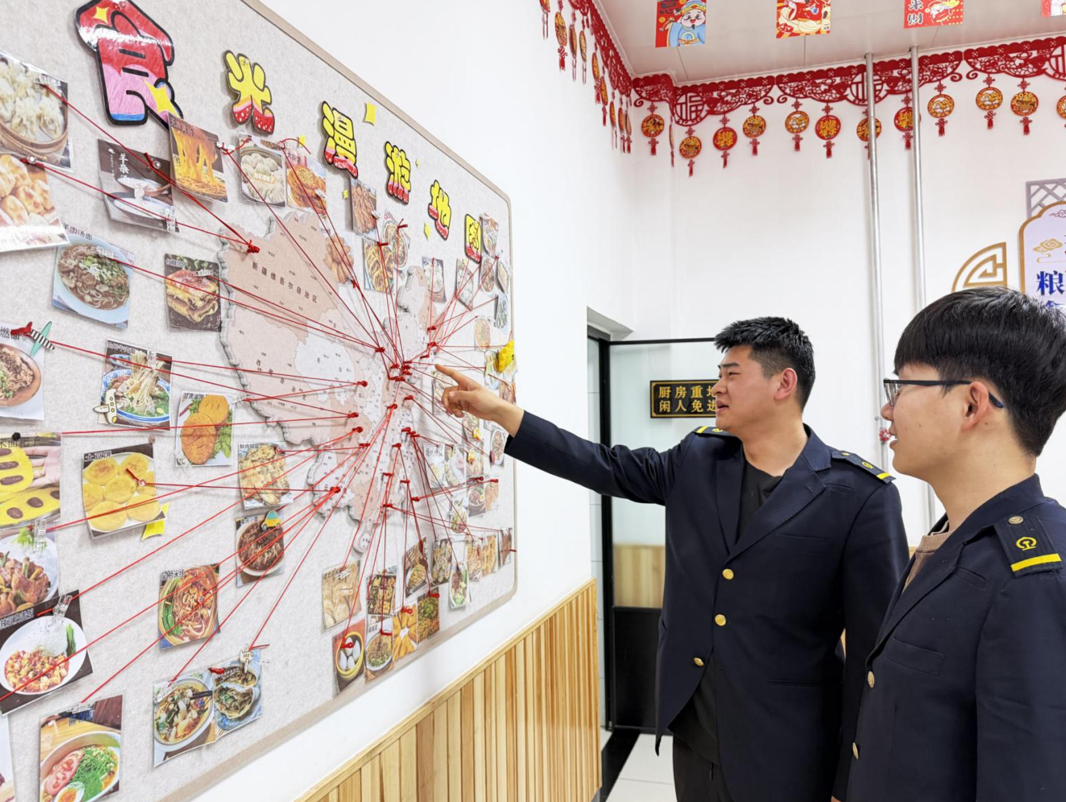 苏家屯行车公寓的“食光漫游”特色美食地图。人民网记者 王斯文摄