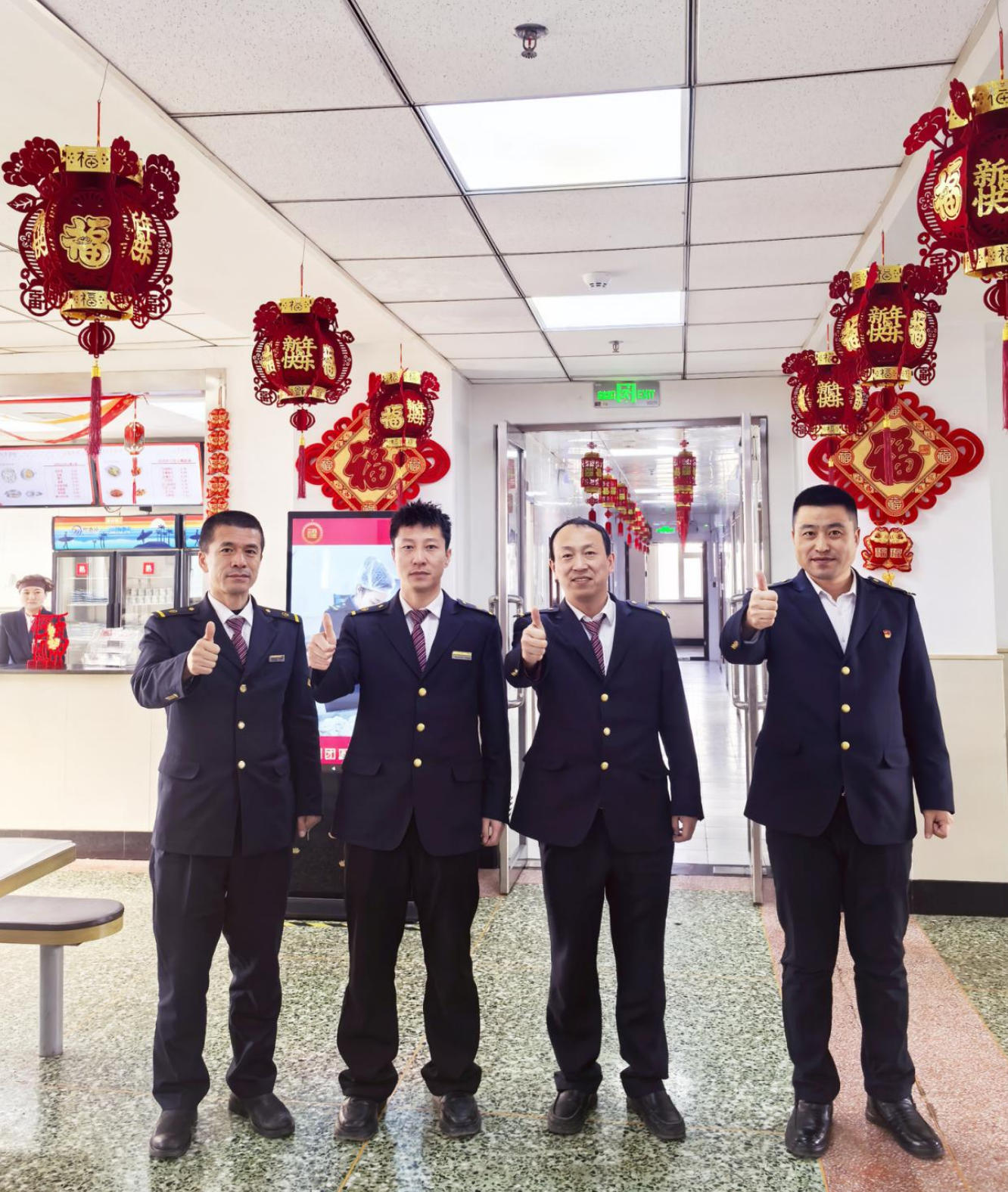 乘务员为沈阳北行车公寓温馨的服务点赞。人民网记者 王斯文摄