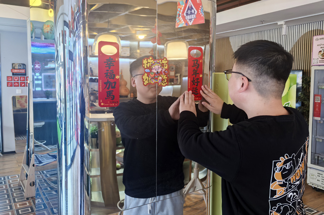 公寓管家刘海涛在装饰公区。人民网记者 孝媛摄