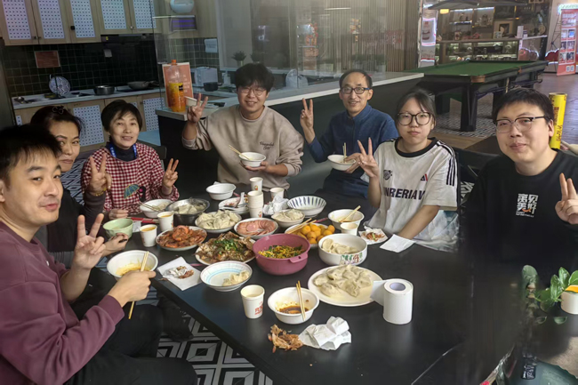 租客与公寓工作人员一起过年。人民网记者 孝媛摄