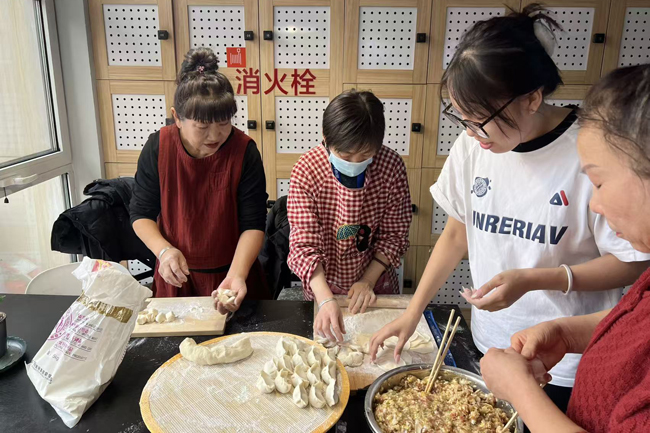 留沈过年的租客与公寓工作人员一起包饺子。人民网记者 孝媛摄