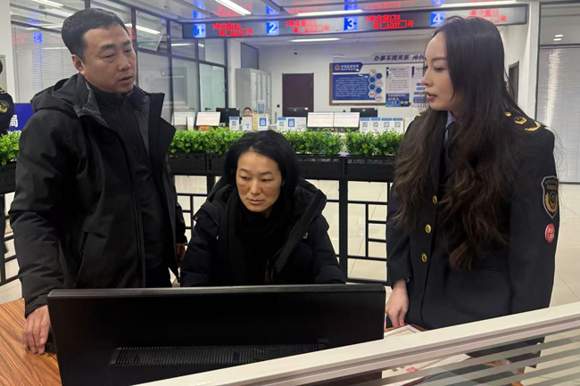 工作人员协助群众办理企业登记业务。人民网记者 孝媛摄