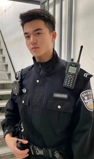 时隔两年,“00”后帅气民警在同一个地点又出手了……
