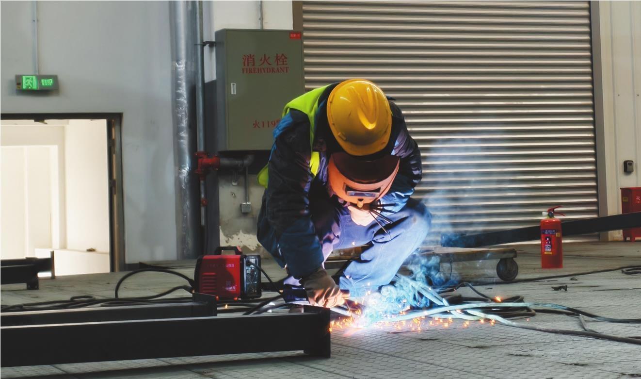 申通快递盘锦转运中心二期项目厂房内,工人正在安装设备。 记者 费嘉维 摄