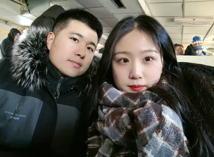 两人合照。受访者供图