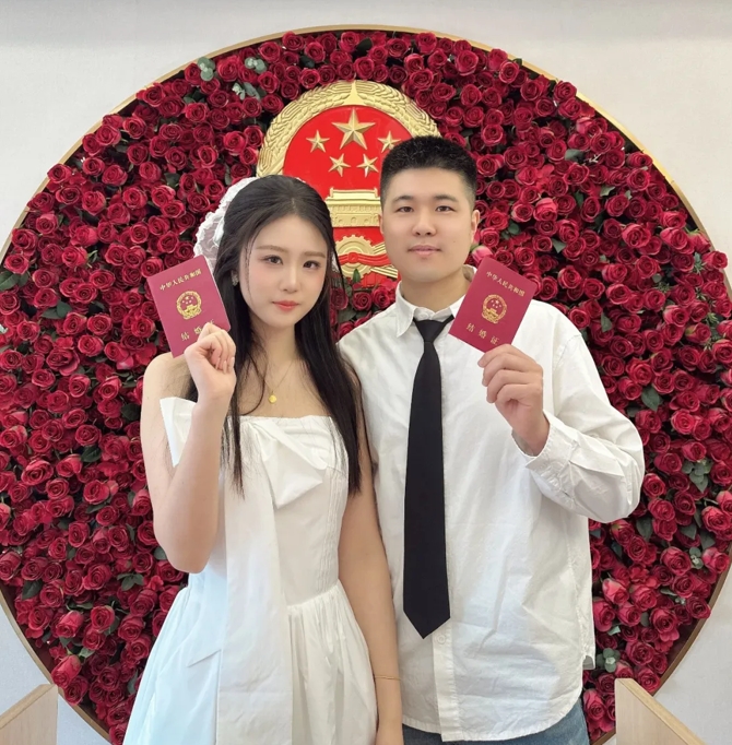 两人合照。受访者供图