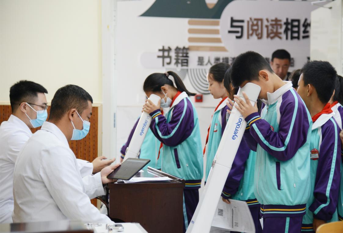 辽宁何氏医学院参与研发的智能设备赋能校园近视筛查。