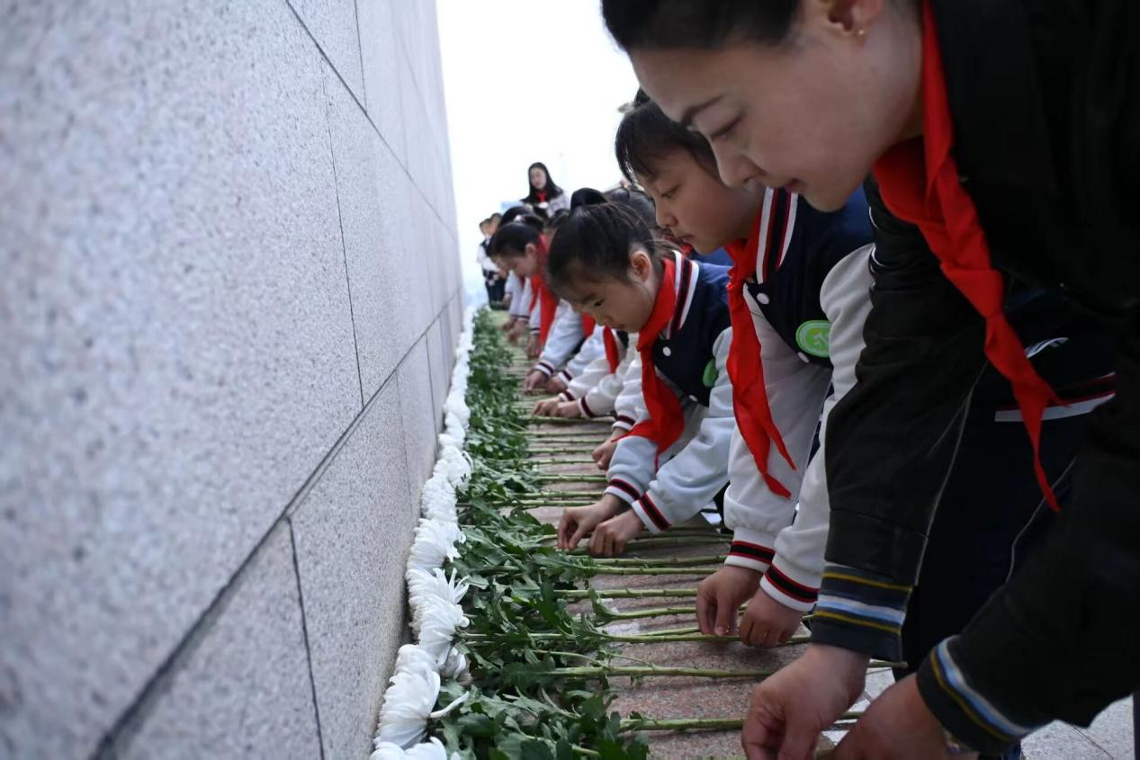 丹东：清明祭英烈 薪火永相传【6】