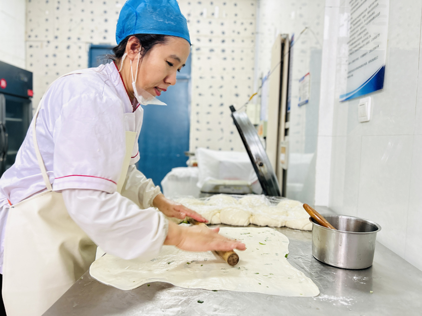 职工食堂为一线倒班人员制作面点。