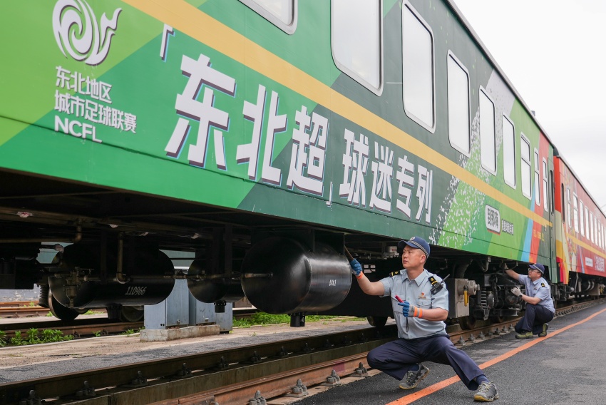 铁路部门工作人员对专列进行全面整备。张伟 摄