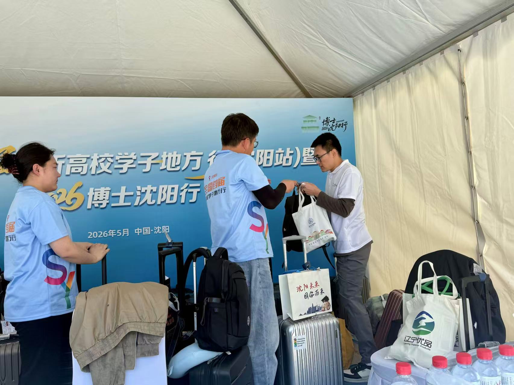 工作人员帮学子寄存行李。人民网记者 孝媛摄