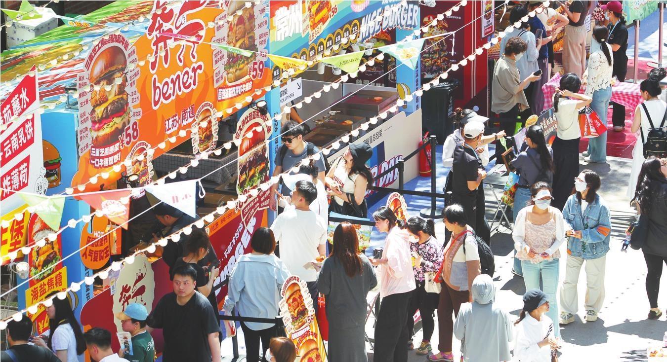 5月29日，沈阳东北首届超级汉堡节登陆嘉里城歇马夜市，50余家全国顶流汉堡品牌首进东北。美食、潮流、夜市融合，激发消费活力，点亮沈城夏日烟火气。 记者 白琳 摄