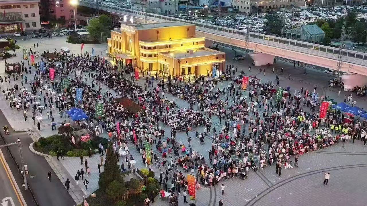 抚顺老站房变身火热观赛现场，市民沉浸式观看“东北超”赛事。