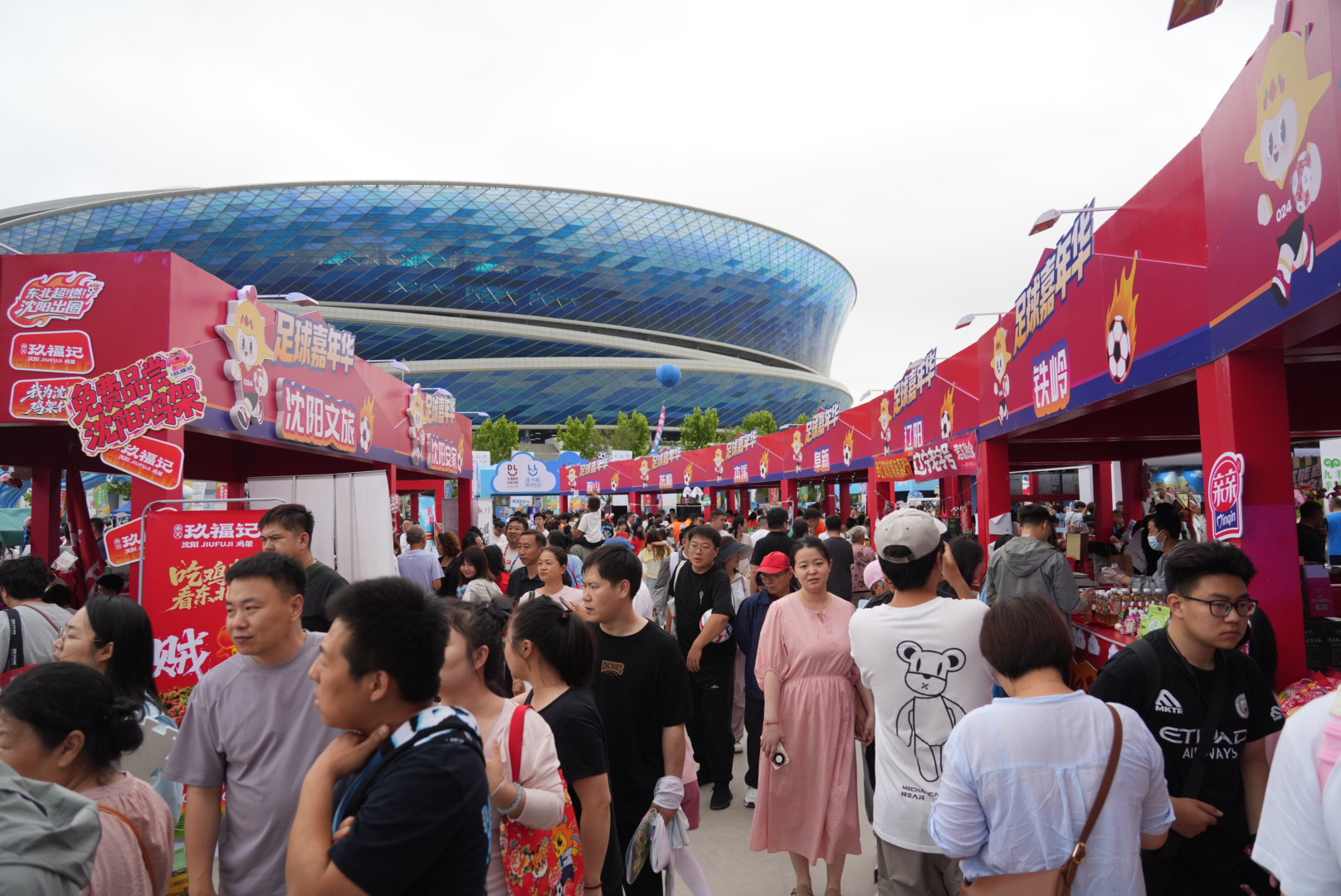 “超” 级嘉年华人潮涌动。人民网记者 周颂雪摄