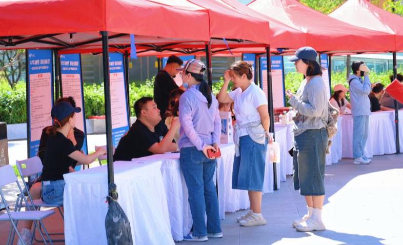 沈阳市铁西区：上门办、就近办、贴心办 便民利企促发展今年以来，沈阳市铁西区坚守为民服务初心，推动各职能部门更新服务理念与工作模式，从“坐等上门”转变为主动下沉基层、深入群众、贴近商户。