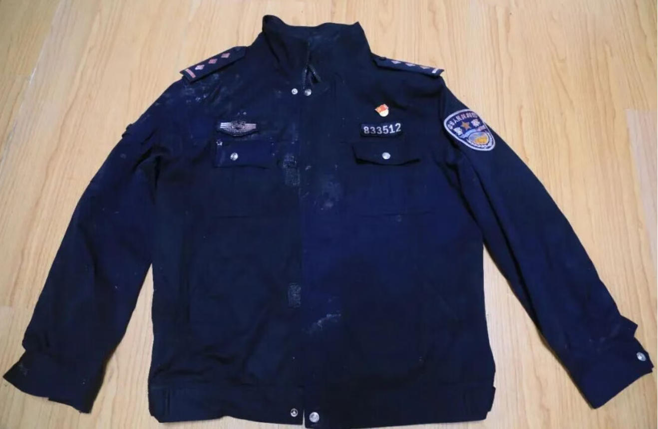 图为郑亮牺牲时身着的警服,已被鲜血浸透。辽宁省公安厅供图