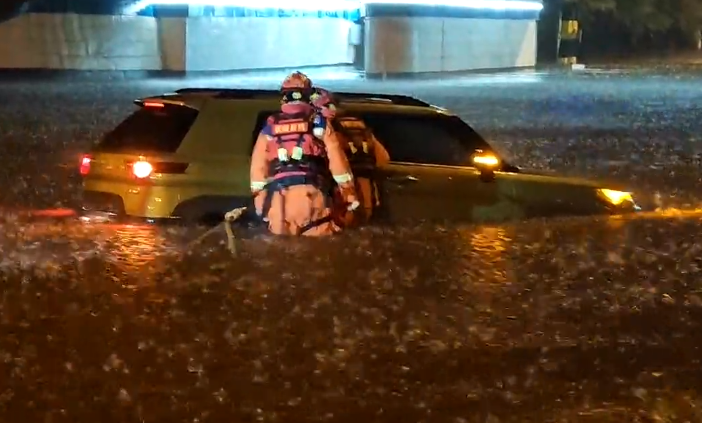 15小时鏖战强降雨！抚顺消防安全疏散转移群众102人