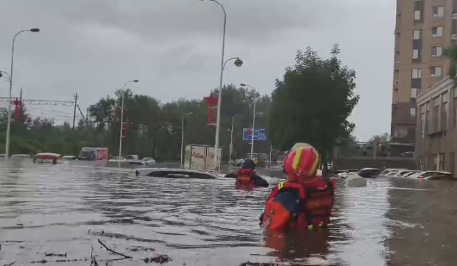 15小时鏖战强降雨!抚顺消防安全疏散转移群众102人【3】