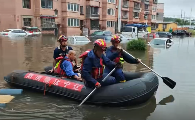 15小时鏖战强降雨!抚顺消防安全疏散转移群众102人【5】