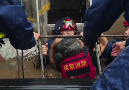 15小时鏖战强降雨!抚顺消防安全疏散转移群众102人【11】