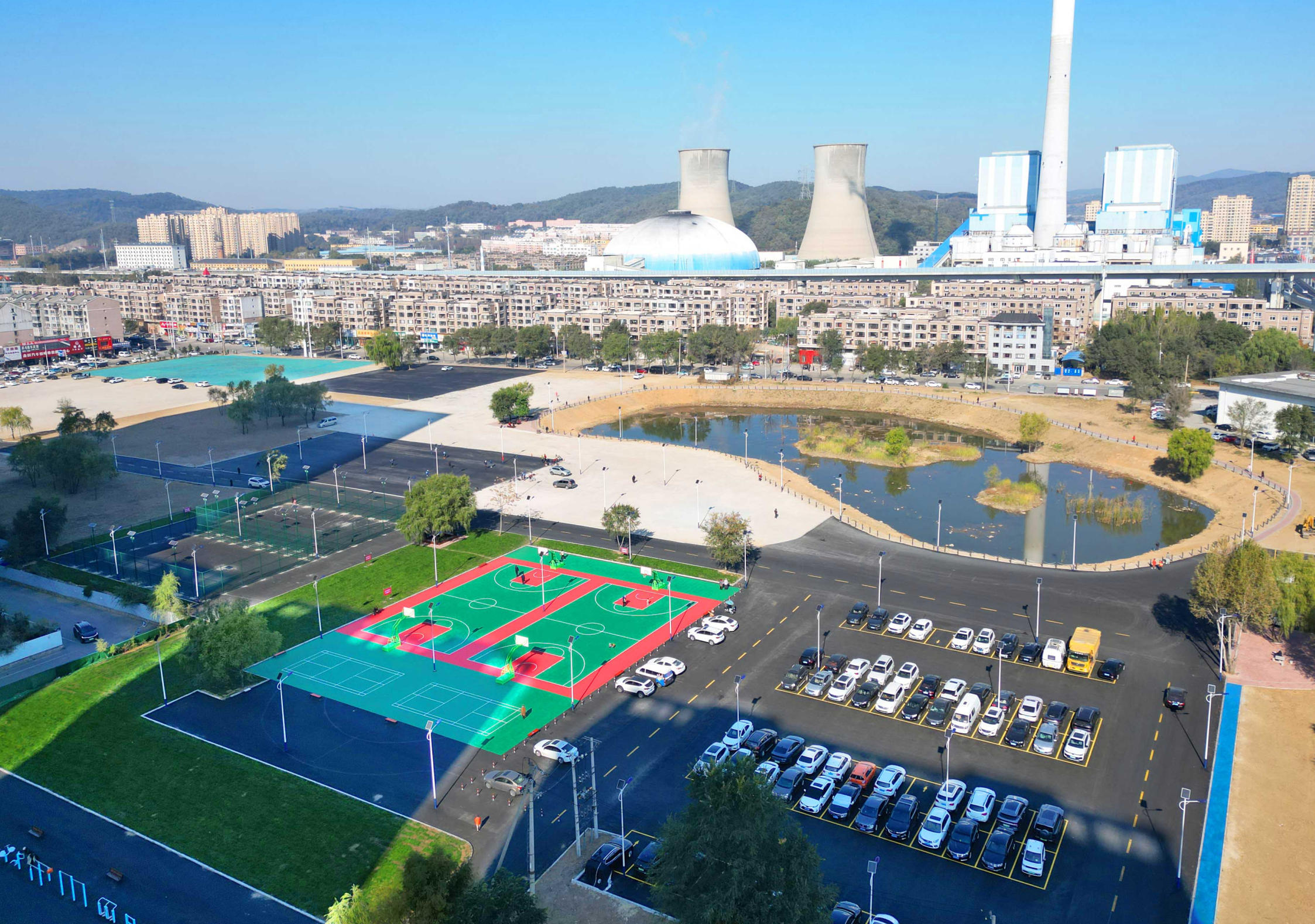 围挡拆除后，闲置空地被改造成停车场、篮球场，还空间于民。